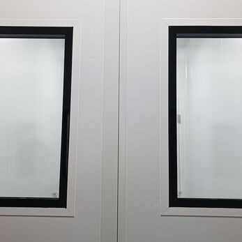 Cửa Panel phòng sạch là gì? Phân loại, thông số kỹ thuật và hướng dẫn lựa chọn