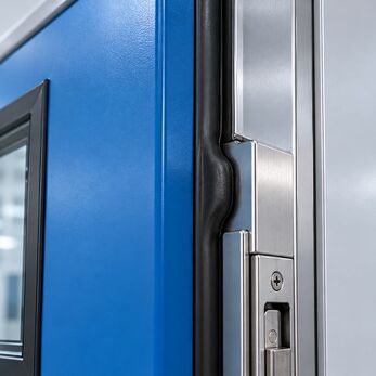 Độ nén gioăng quyết định khả năng làm kín cửa phòng sạch ra sao?
