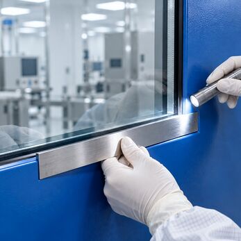 Kính quan sát trên cửa phòng sạch: độ phẳng, độ kín và khả năng vệ sinh cần được đánh giá thế nào?