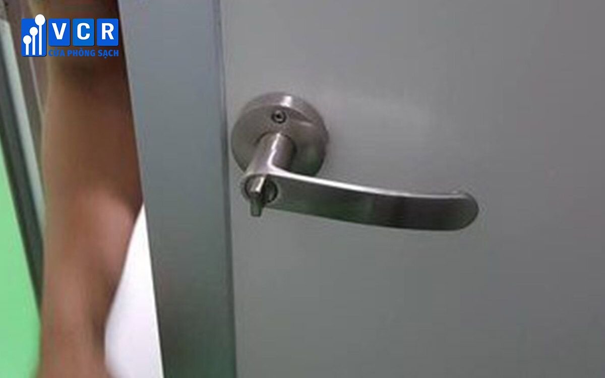 Khóa cửa panel G0606 không bị chèn lên khung nhôm